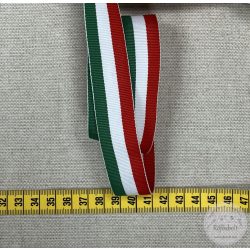Nemzeti színű szalag: 20 mm széles