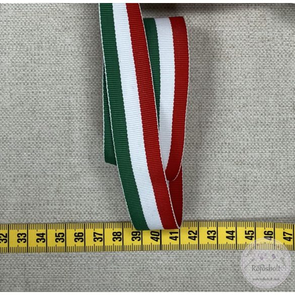 Nemzeti színű szalag: 20 mm széles