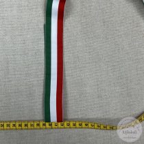 Nemzeti színű szalag: 30 mm széles