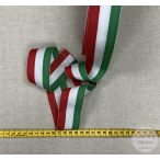 Nemzeti színű szalag: 40 mm széles