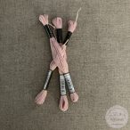 Anchor osztott hímzőfonal: 1021, közép rózsaszín