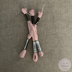 Anchor osztott hímzőfonal: 1021, közép rózsaszín