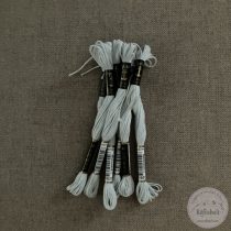 Anchor osztott hímzőfonal: 1037, nagyon halvány vízkék