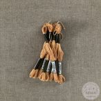 Anchor osztott hímzőfonal: 1047, fazekas barna