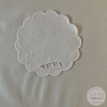 Ízléses, pici, önmagában hímzett