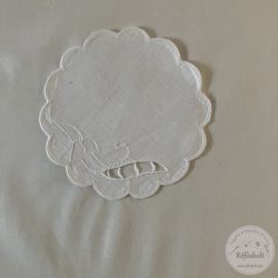 Ízléses, pici, önmagában hímzett