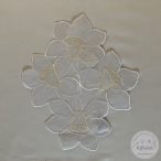 Hófehér környezetben négy sárga harangvirág