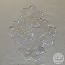 Hófehér környezetben négy sárga harangvirág