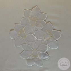 Hófehér környezetben négy sárga harangvirág