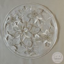 Elegáns virágok fehér háttérben