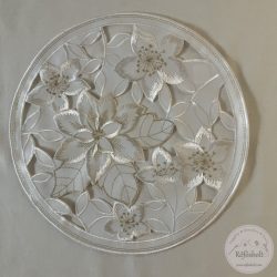 Elegáns virágok fehér háttérben