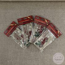 Fenyőt szállító piros autó