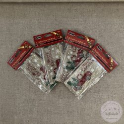 Fenyőt szállító piros autó