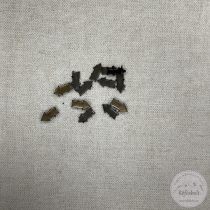 Nyíl alakú, beütős dísz bronz színből