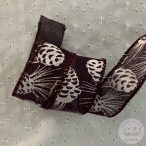 Drótos szélű bordó juta fehér tobozokkal