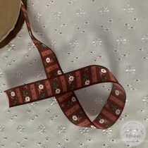 Barnás-bordós alapon apró virágok