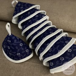 Kékfestő jellegű anyagból varrt edényfül fogó