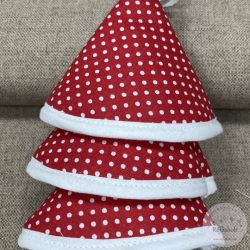 Piros-fehér pöttyös edényfül fogó