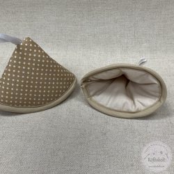 Edényfogó fül: barna pöttyös