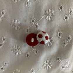 Piros-fehér foci labda