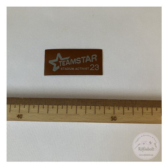 Rőtbarna alapon ezüst felirat, 7x3,5 cm (FVF6)