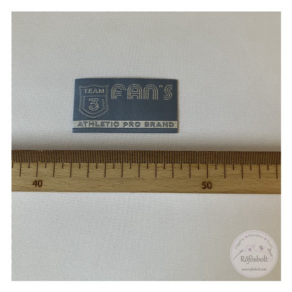 Világos farmerkék alapon ezüst betűk, 7x4 cm (FVF7)