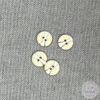 Vajsárga, középen fehér, két lyukú