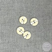 Vajsárga, középen fehér, két lyukú