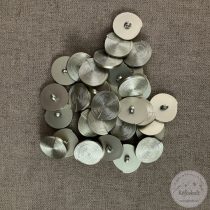   Alul hurkolt, ezüstös hatású, csigavonal mintás díszgomb (g11)