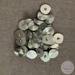   Alul hurkolt, ezüstös hatású, csigavonal mintás díszgomb (g11)