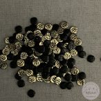 Fekete hátú, arany, csíkos színű, két lyukú