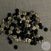 Fekete hátú, arany, csíkos színű, két lyukú