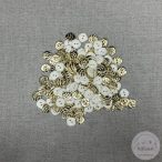   Hátán fehér, színén csillogó arany, csíkos, két lyukú