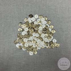   Hátán fehér, színén csillogó arany, csíkos, két lyukú