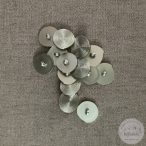   Alul hurkolt, ezüstös hatású, csigavonal mintás díszgomb (g12)