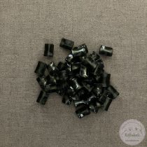 Alul hurkolt, színe homorú, csillogó zöldek (g16)