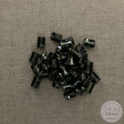 Alul hurkolt, színe homorú, csillogó zöldek (g16)