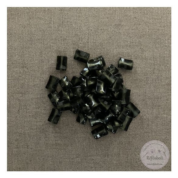 Alul hurkolt, színe homorú, csillogó zöldek (g16)