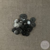 Alul hurkolt, teljesen lapos, sötét ezüst színű (g21)