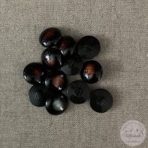   Alul hurkolt, sötét barnától a közepe felé halványuló díszgomb (g3)