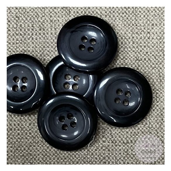 Szürke-fekete, négy lyukú kabátgomb