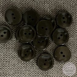 Két lyukú, óarany színén bemélyed