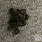 Két lyukú, óarany színén bemélyed