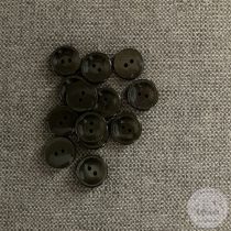 Két lyukú, óarany színén bemélyed