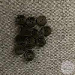 Két lyukú, óarany színén bemélyed