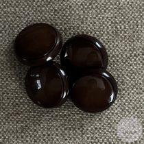 Alul hurkolt, fényes, barna