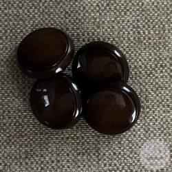 Alul hurkolt, fényes, barna