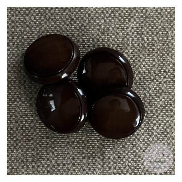 Alul hurkolt, fényes, barna