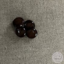 Alul hurkolt, fényes, barna