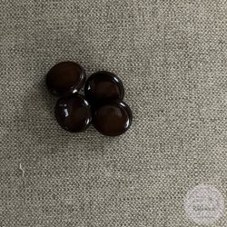 Alul hurkolt, fényes, barna